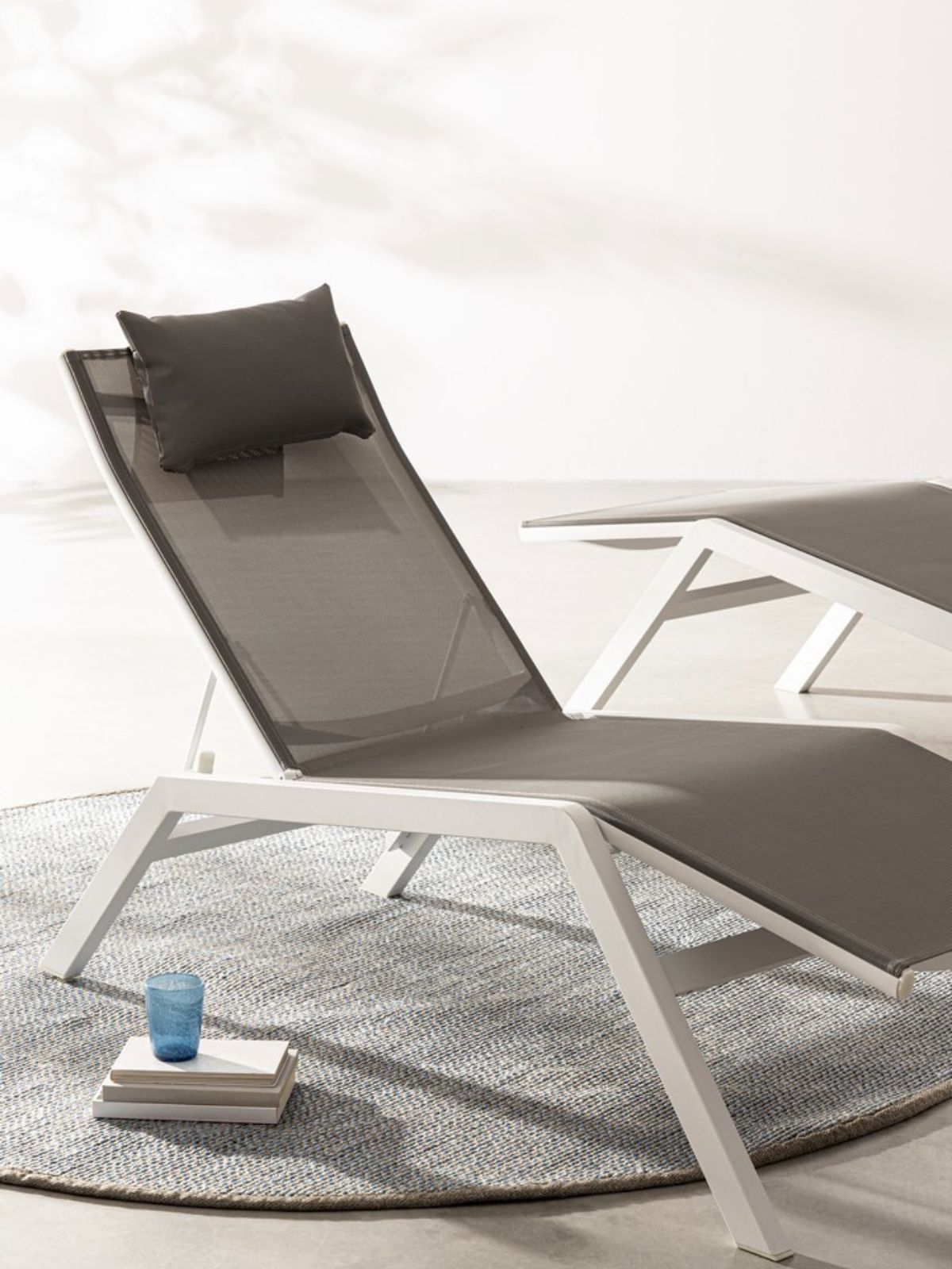 Chaise longue da esterno Krion in alluminio, colore grigio scuro-3