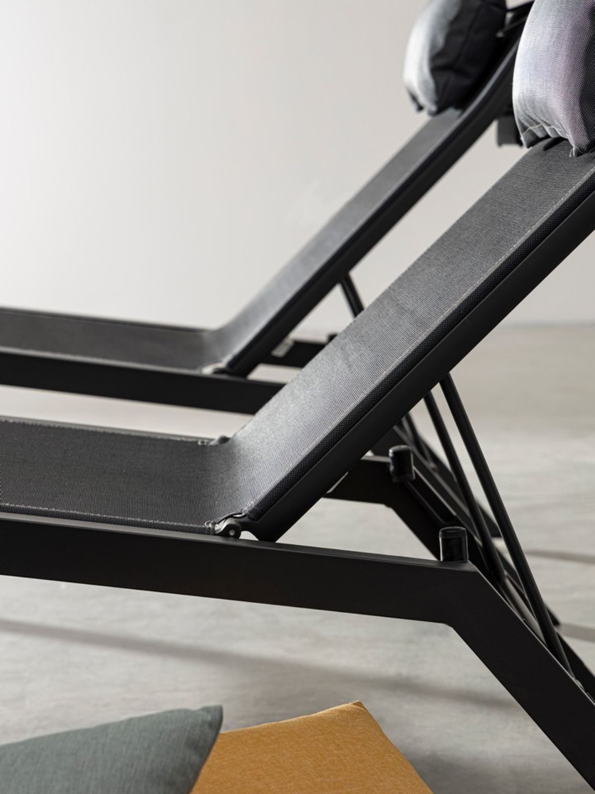 Chaise longue da esterno Krion in alluminio, colore nero-5