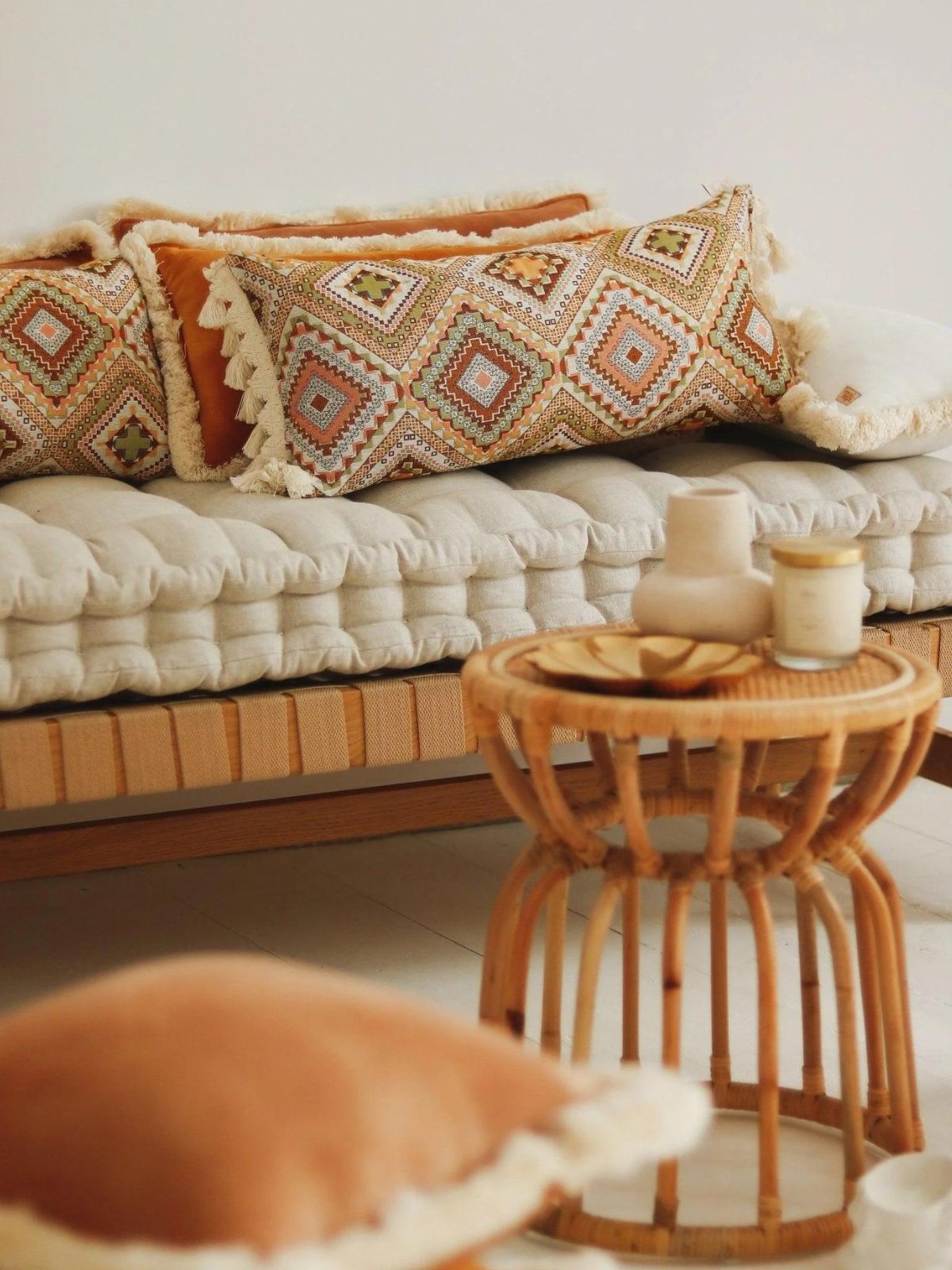 Cuscini per divani imbottiti e lavabili. Cuscino in colori pastelli