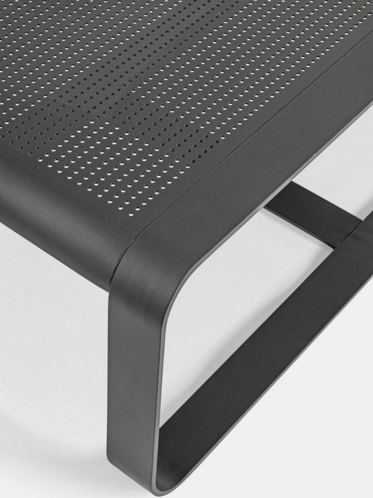 Tavolino da esterno Merrigan in colore nero-4